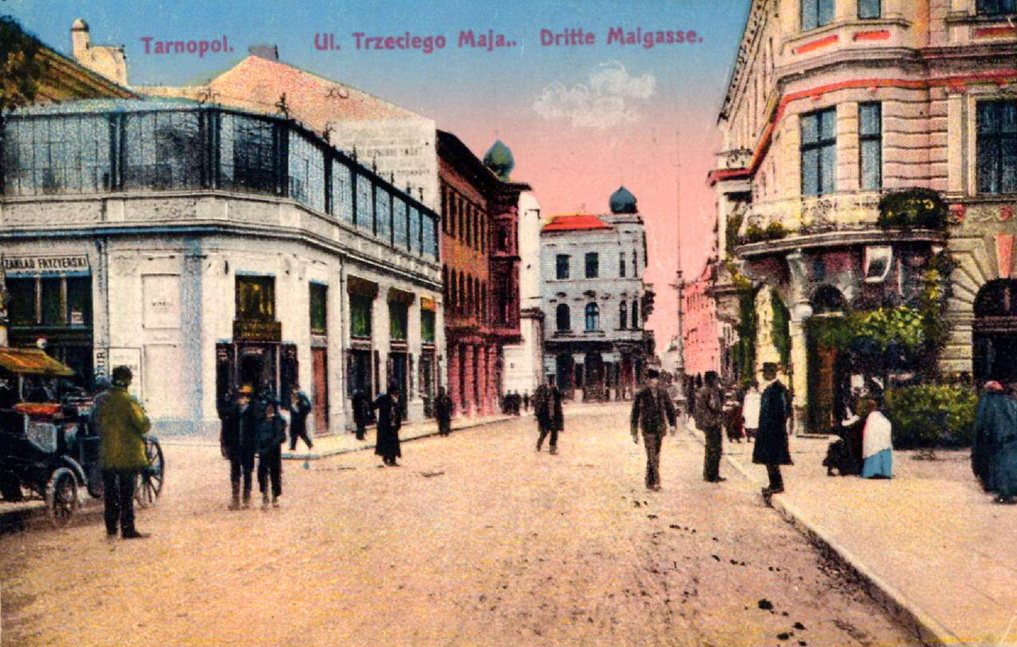 1-а Тернопільська класична гімназія на вулиці Гімназіальній, на задньому плані, 1900-ті рр.