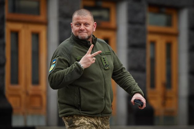 Вале́рій Залужний,  Головнокомандувач Збройних сил України    і пролінкуйте його статтею, що у нас була