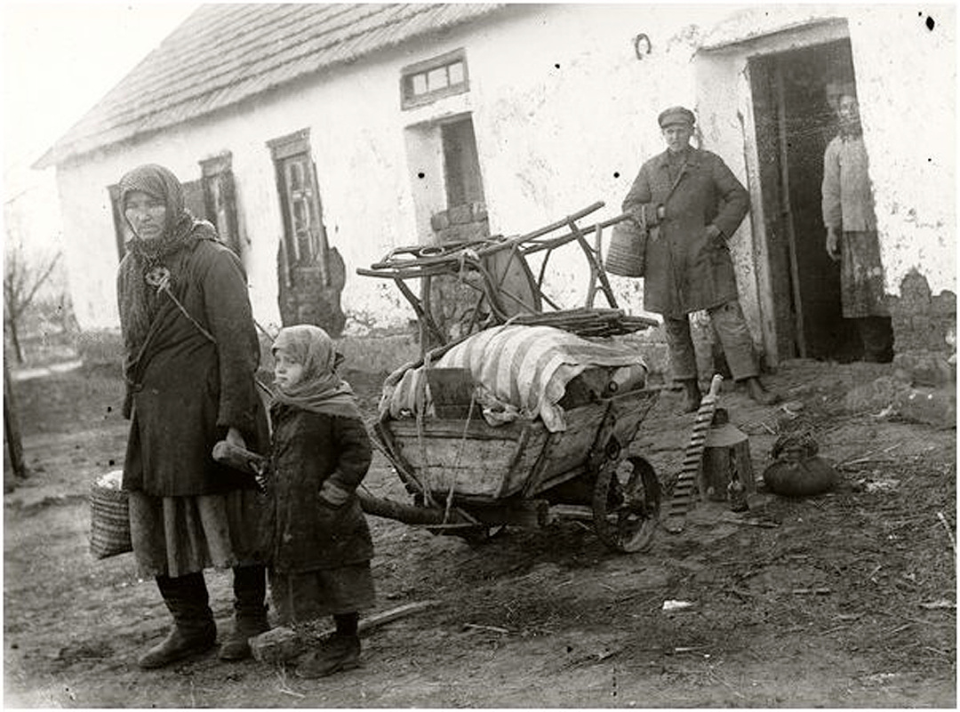 Розкуркулені покидають свою домівку. Село Удачне на Донеччині, початок 1930-х років