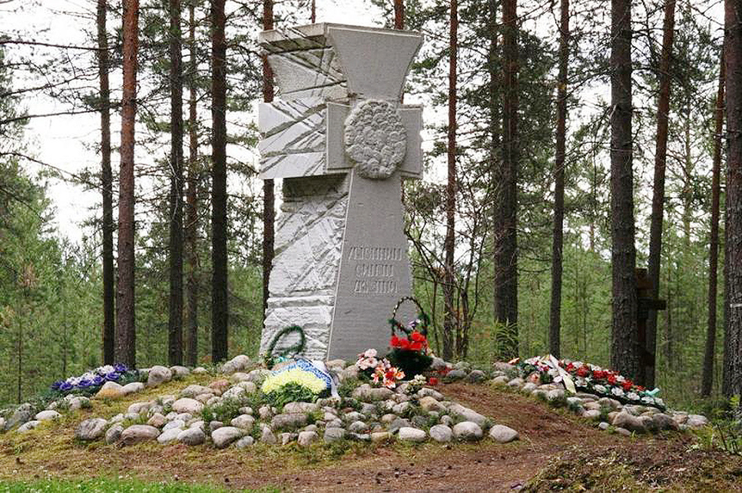 Козацький хрест «Убієнним синам України» в урочищі  Сандармох