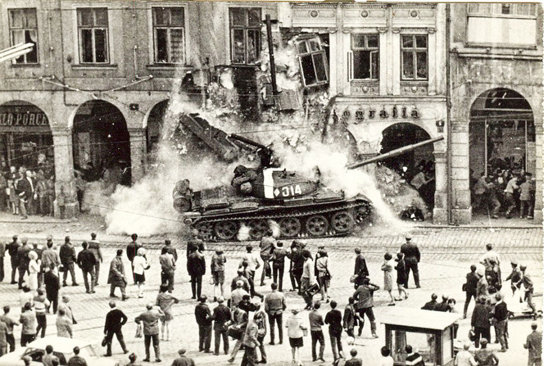 Радянський танк на вулиці Будапешта під час Угорського повстання 1956 року