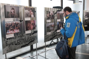 У київському метро відкрили фотовиставку «Війна крізь об’єктив: фото з України»