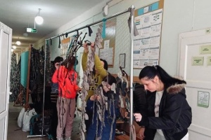 У Мукачеві на уроках трудового навчання діти плетуть маскувальні сітки для ЗСУ
