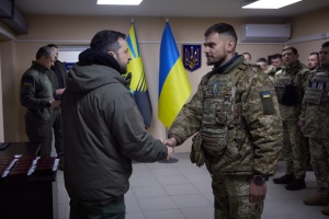 Zelensky presents state awards to Ukrainian defenders in east