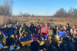 Sixty released Ukrainian defenders welcomed home