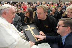 Мер Львова передав Папі Римському хрест із уламком ракети, який дістали з тіла 13-річної дівчинки
