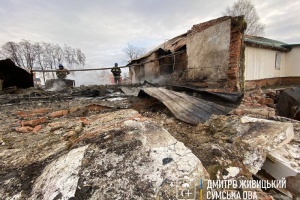 У громаді на Сумщині внаслідок обстрілу згоріла амбулаторія, на фермі загинули майже 20 тварин