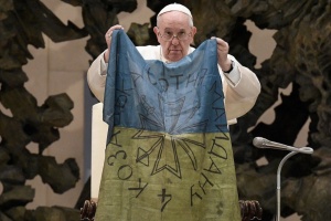 El Papa llora durante la oración recordando a Ucrania