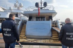 Заарештована яхта російського олігарха зникла з порту на Сардинії – ЗМІ