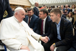 Папа Римський пообіцяв підтримати реабілітаційний центр у Львові та одягнув браслет «Незламні»