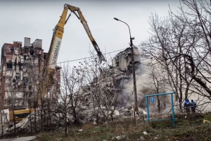 Загарбники демонтують зруйновані будинки в Приморському районі Маріуполя