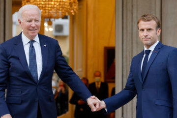 Biden y Macron prometen a Ucrania más defensa aérea y ayuda con energía