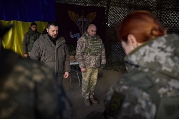 Präsident Selenskyj zeichnet Soldaten an der Front in der Ostukraine aus