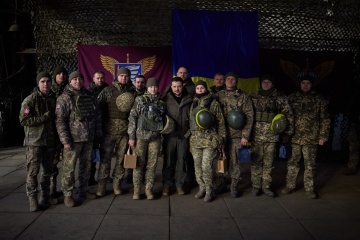 ゼレンシキー大統領、ウクライナ東部スロヴヤンシクを訪問　軍人を表彰