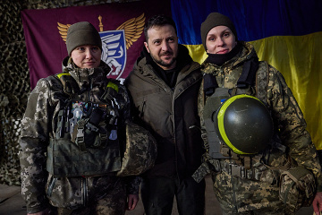 Präsident Selenskyj zeichnet Soldaten an der Front in der Ostukraine aus