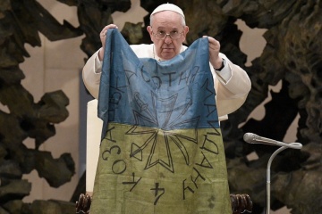 El Papa llora durante la oración recordando a Ucrania