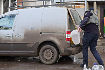Russen beschießen Auto der Rettungskräfte, die Hilfsgüter nach Bachmut bringen