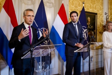 Außenminister Hoekstra und Generalsekretär der Nato erörtern Erhöhung der Waffenlieferungen an die Ukraine