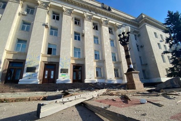 Russen beschießen Gebäude der Chersoner Militärverwaltung, zwei Stockwerke beschädigt
