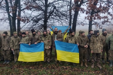 ６４人のウクライナ軍人がロシア拘束から帰還