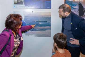 Una exposición fotográfica sobre la investigación de Ucrania en la Antártida inaugurada en la sede de la Comisión Europea