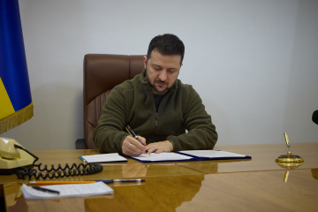 ゼレンシキー大統領、軍人への違法行為の刑罰強化法への署名につき説明