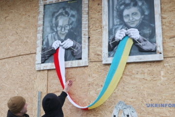 W Charkowie na zrujnowanym centrum biznesowym zainstalowano instalację polskiego artysty


