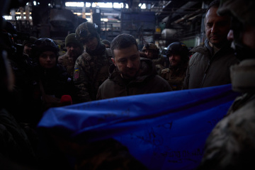 バフムート防衛戦参加軍人、ウクライナ国旗を米国会へ渡すようゼレンシキー宇大統領に託す