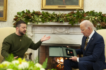 Zelensky entrega a Biden la Cruz al Mérito de Combate