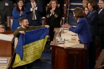 Zełenski wręczył kongresmanom flagę bojową z frontu

