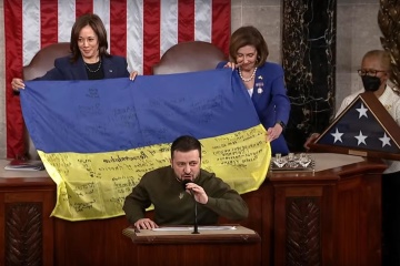 Zelensky hands U.S. congressmen battle flag from front line as symbol of joint victory