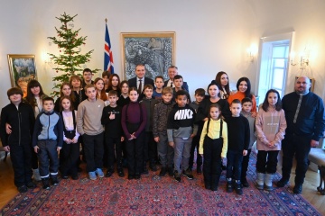 Iceland president meets with Ukrainian children