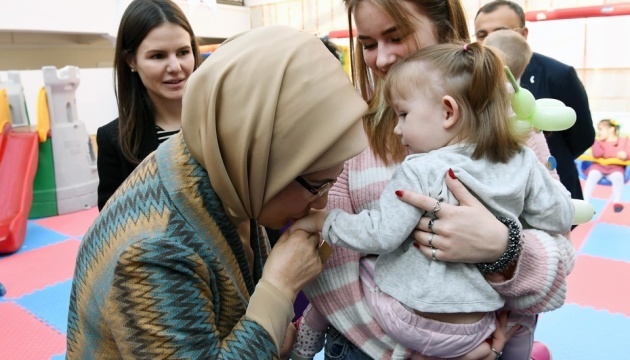 Emine Erdogan besucht Kinderheim mit ukrainischen Waisenkinder