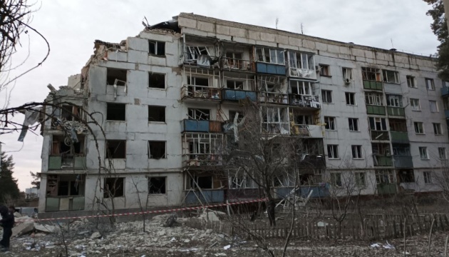 росіяни вдарили ракетами по селу на Харківщині: частково зруйнована п’ятиповерхівка, є поранені