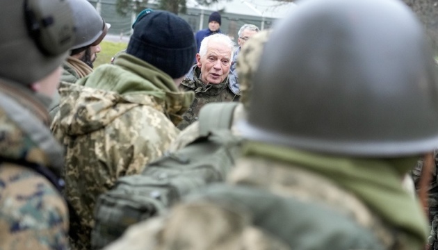 Захоплений хоробрістю: Боррель у Польщі зустрівся з військовими ЗСУ