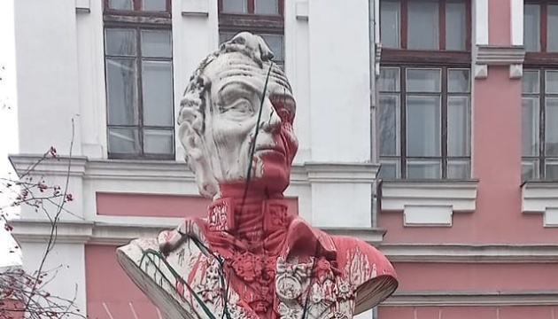 У Миколаєві облили фарбою пам’ятник Суворову
