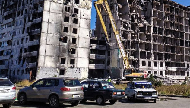 Invaders massively demolishing apartment blocks in Mariupol