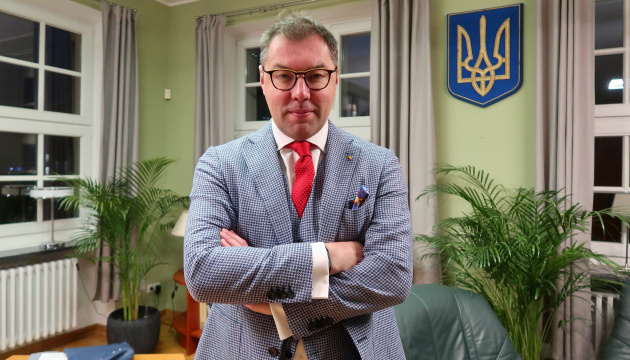 До посольства України в Німеччині надсилали триколори, закривавлених пакунків не було — Макеєв