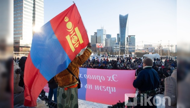 У Монголії через «вугільний скандал» спалахнули протести, люди штурмують уряд