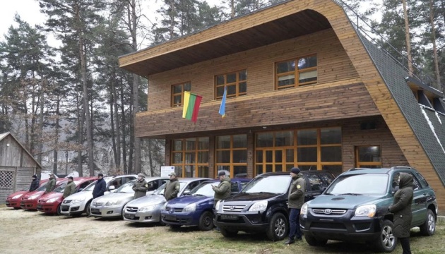 Литовські природоохоронці передали українським колегам дев'ять автомобілів
