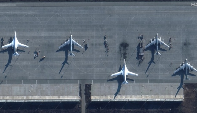 Maxar оприлюднила супутникові знімки російських аеродромів, з яких обстрілюють Україну