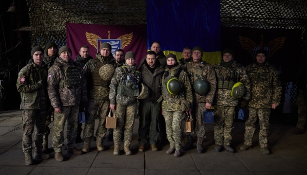 ゼレンシキー大統領、ウクライナ東部スロヴヤンシクを訪問　軍人を表彰