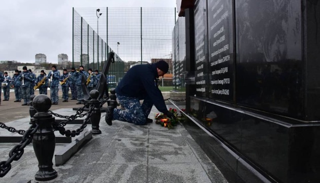 Командувач ВМС України вшанував пам'ять загиблих військовослужбовців