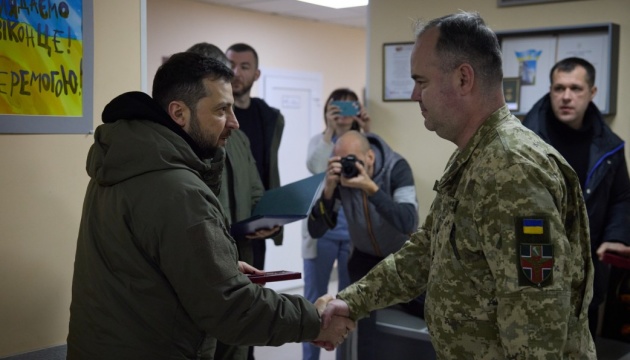 Präsident Selenskyj besucht Krankenhaus in Region Charkiw und zeichnet Sanitätspersonal und verwundete Soldaten aus