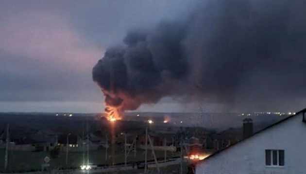 Пожежу на військовому аеродромі в Курську росіяни гасили більш як добу