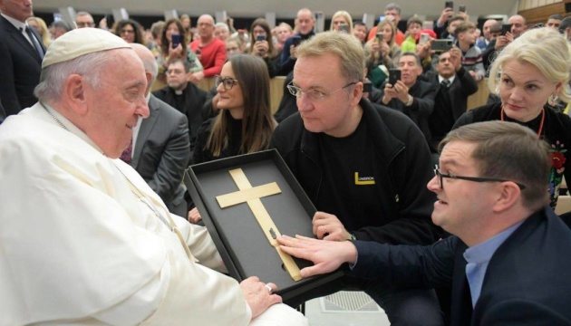 Мер Львова передав Папі Римському хрест із уламком ракети, який дістали з тіла 13-річної дівчинки