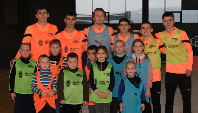 Футболісти «Шахтаря» зустрілися з дітлахами із Shelter Centre у Львові
