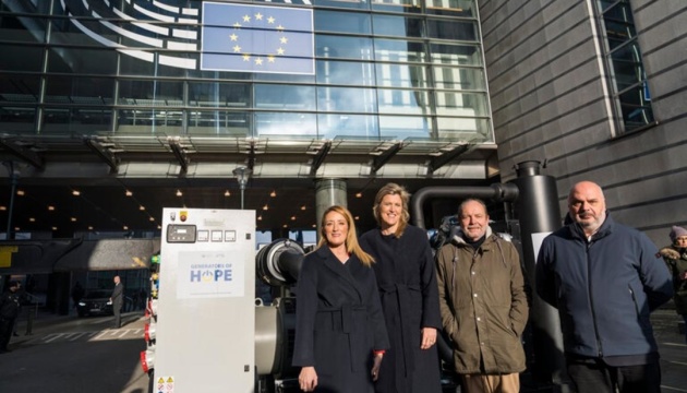 Мецола передала Україні генератор від імені Європарламенту