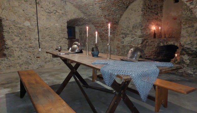 В Ужгородському замку відкрили середньовічний шоу-рум, де можна приміряти обладунки лицарів