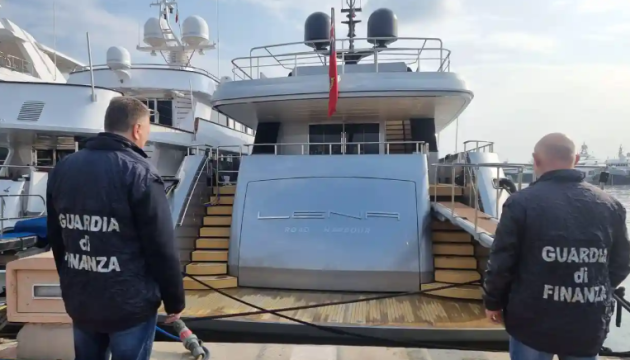 Заарештована яхта російського олігарха зникла з порту на Сардинії – ЗМІ